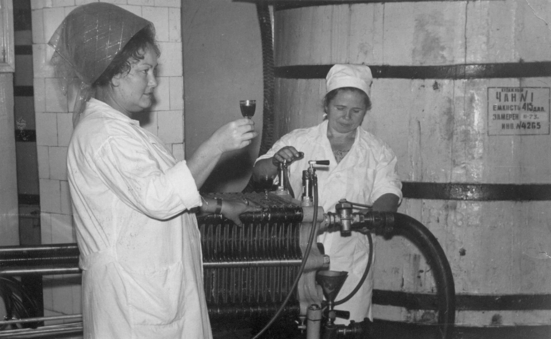 один из этапов приготовления продукции-фильтрация купажа